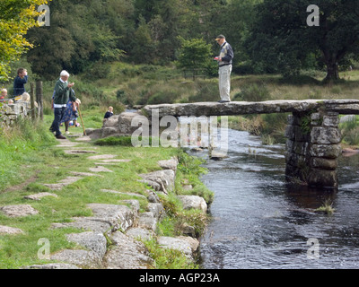 13. Jahrhundert Stein Clapper Bridge über den East Dart River bei Postbridge, Dartmoor Nationalpark, Devon, England, UK Stockfoto