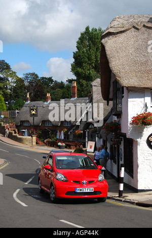 Auto fahren durch Altstadt, Shanklin, Isle Of Wight, England, Vereinigtes Königreich Stockfoto