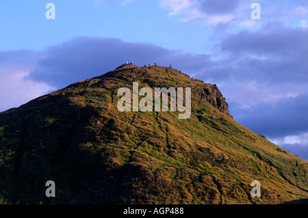 Sonnenuntergang über den Gipfel des Arthurs Seat. Holyrood Park, Edinburgh, Schottland. Stockfoto