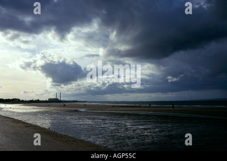 Dramatische Wolken über der Ostküste Lothian an Longniddry Bents Schottland, in der Nähe von Edinburgh Stockfoto