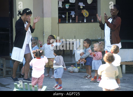 Kinder und Betreuer sangen und klatschten an staatlichen Kindergarten Schule in Havanna Kuba Stockfoto