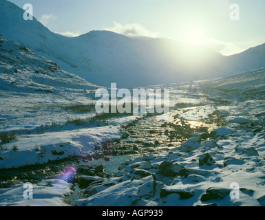 Styhead Gill im Winter, mit scafell Jenseits, Nationalpark Lake District, Cumbria, England, UK. Stockfoto