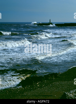 Stürmische See auf einem Damm brechen; seaham Harbour, County Durham, England, UK. Stockfoto