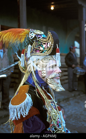 Guatemala Chichicastenango Mann im Kostüm mit Maske präsentiert der spanischen Eroberer Stockfoto