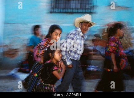 Guatemala Chichicastenango Mann mit Kinder gehen auf den Markt Stockfoto