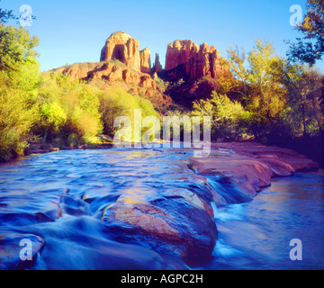 USA, Arizona, Sedona.  Cathedral Rock widerspiegelt in Oak Creek. Stockfoto