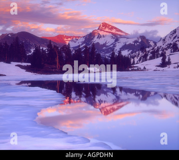 USA, Kalifornien Sierra Nevada Berge. Mount Dana Sonnenuntergang widerspiegeln in einem teilweise zugefrorenen See. Stockfoto
