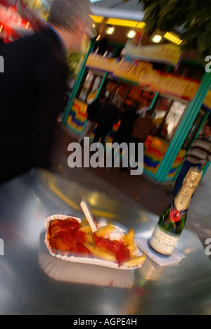 Currywurst und Pommes Frites mit Sauce in der Platte. Berlin-Delikatesse. Fast-Food. Berlin. Wittenbergplatz. Stockfoto