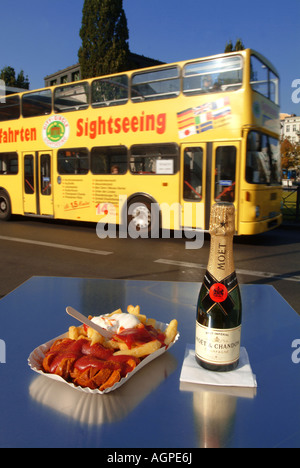 Currywurst und Pommes Frites mit Sauce in der Platte. Berlin-Delikatesse. Fast-Food. Berlin. Wittenbergplatz. Sightseeing-Bus. Stockfoto