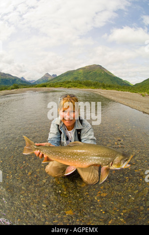 Alaska Südwesten glücklich Fischer hält Rekord Seesaibling Fisch gefangen in Nuyakuk See Holz-an St. Park Stockfoto