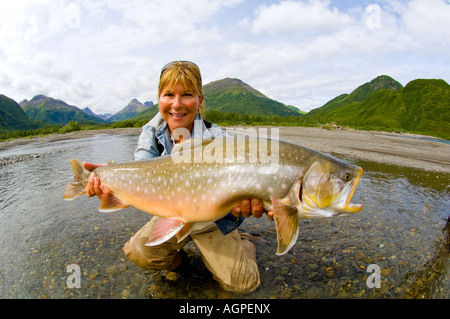 Alaska Südwesten glücklich Frau Fischer hält Trophäe Seesaibling Fisch gefangen in Nuyakuk See Holz-an St. Park Stockfoto