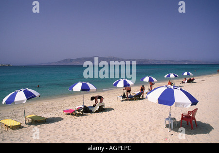 Sonnenschirme am Strand / Naxos Stockfoto
