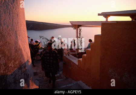 Menschen in der Lane / Oia / Santorin / Menschen in Gasse Stockfoto