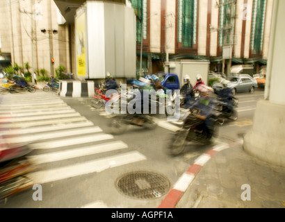 Verschwommenes Bild von Menschen, die Motorradfahren Bangkok Stockfoto
