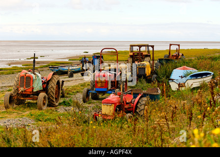 Krabbenfischer Traktoren und Boote am Strand von Lytham St. Annes in Lancashire Stockfoto