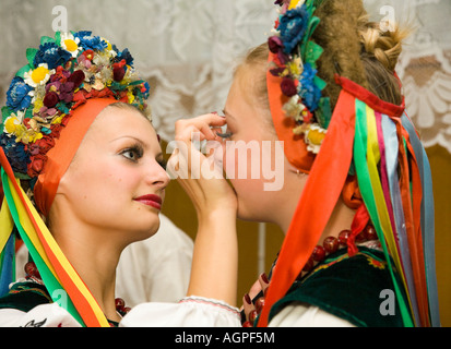 Zwei Mitglieder der Volkstanzgruppe Bessarabskij Souvenir sind damit beschäftigt, mit ihrem Make up vor einer Aufführung Stockfoto