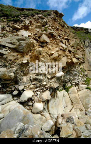 Porth Nanven Strand Kinderbett Tal Nr St nur Cornwall England mit erhöhten Strand Ablagerungen überlagert durch Gletscher Geröll in Felswand Stockfoto