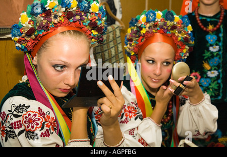 Zwei Mitglieder der Volkstanzgruppe Bessarabskij Souvenir sind damit beschäftigt, mit ihrem Make up vor einer Aufführung Stockfoto