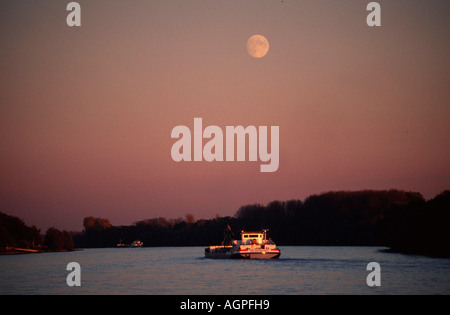 Schiff am Rhein / Hattenheim / Schiff Auf Dem Rhein Stockfoto