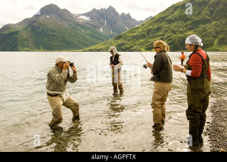 Alaska Südwesten Frau Fischer kämpfen Datensatz Saibling Fische in Nuyakuk See mit Fischer beobachten Stockfoto