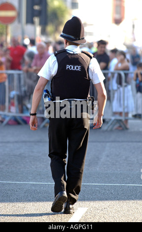 Polizisten zu Fuß patrouillieren in England UK Stockfoto