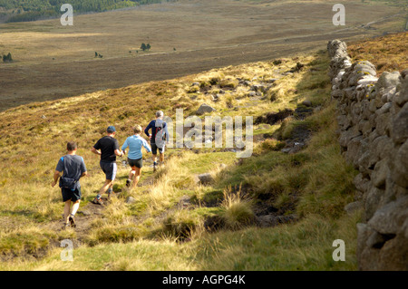 Läufer, die Ausbildung allein Seite der Mourne Wand auf ihrem Weg nach unten von Slieve Binnian Stockfoto