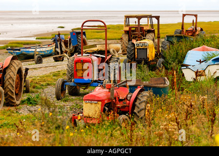 Krabbenfischer Traktoren und Boote am Strand von Lytham St. Annes in Lancashire Stockfoto