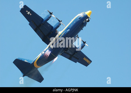 Blue Angels Fat Albert Lockheed Martin C-130T Herkules, bei 45 Grad mit JATO-Raketen-Assist abnehmen Stockfoto