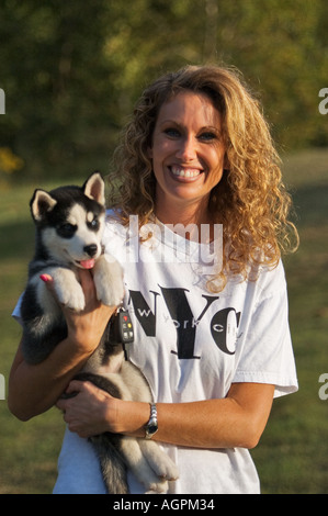 Frau mit Siberian Husky Welpen in Cherokee Park in Louisville Kentucky Stockfoto