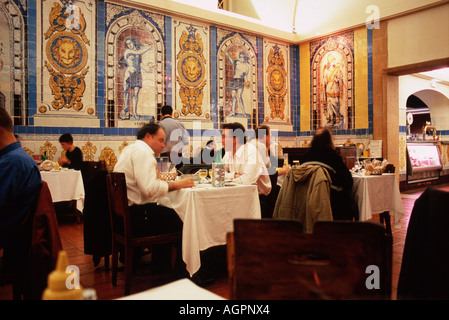 Gäste im Restaurant / Lissabon / Gaeste im Restaurant Stockfoto