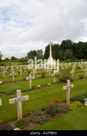 Der anglo-französischen Friedhof von 300 Toten einer jeden Nation an die Thiepval-Denkmal zum Gedenken an die 1916 Offensive der Somme, Frankreich Stockfoto