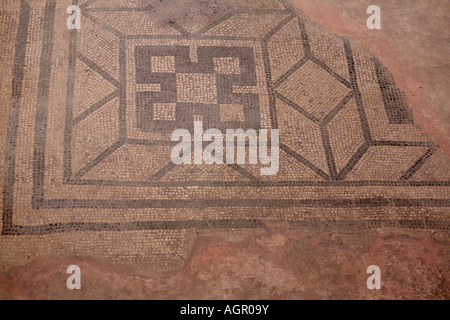 Schwarz-weißes Mosaik mit geometrischem Boden im Fishbourne Roman Palace, West Sussex, England, Großbritannien Stockfoto