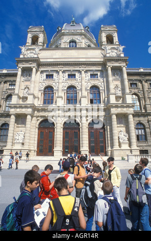 Kinder vor Naturhistorischen Museum in Wien Stockfoto