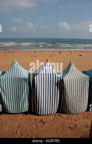 Strandzelte am Strand von Zarautz Stockfoto