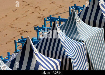 Strandzelte am Strand von Zarautz Stockfoto