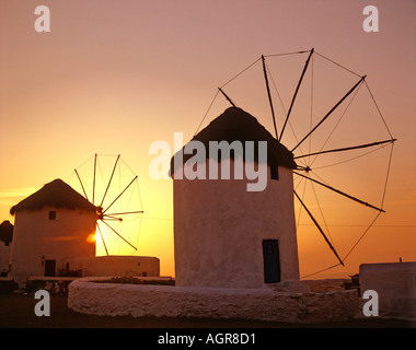 Der Sonnenuntergang über Windmühlen Mykonos Insel Griechenland Stockfoto