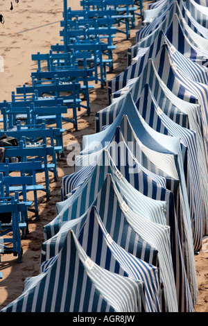 Strandzelte am Strand von Zarautz Stockfoto