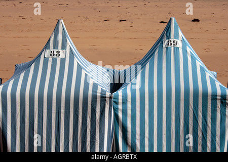 Strandzelte am Strand von Zarautz Stockfoto