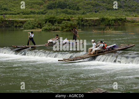 Touristen, die auf dem Yulong Fluss auf Bambus Flößen, Yangshuo, Guangxi, China. Stockfoto