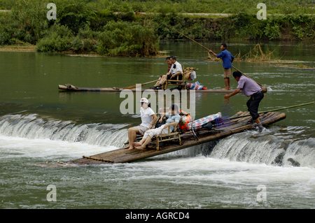 China-Guangxi Yangshuo chinesische Touristen auf Bambus Flößen den Yulong Fluss absteigend Stockfoto