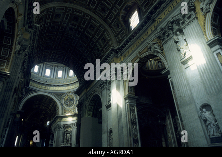 Statuen und Decke an St. Peter Basilika, Vatikanstadt, Rom, Italien. Stockfoto