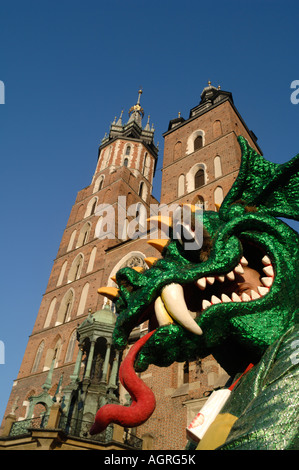 Ein Drache auf Krakau s Marktplatz mit der Marienkirche im Hintergrund Stockfoto