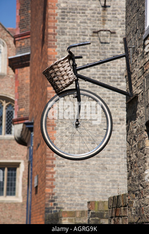 Melden Sie außen Fahrradgeschäft Cambridge Cambridgeshire England Stockfoto