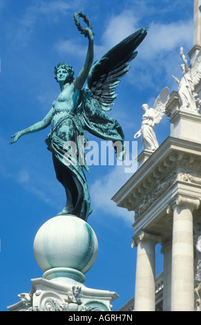 Skulptur vor dem Kunsthistorischen Museum Gebäude Geschichte Kunstmuseum in Wien Österreich Stockfoto