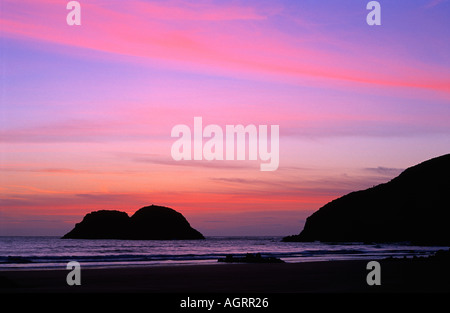 Twylight Nachleuchten auf hohe Wolken hinter die Felsnadeln bei Traeth Llyfn Pembrokeshire Wales UK Stockfoto