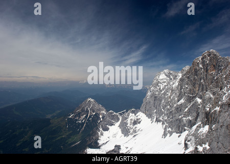 Malerischer Blick auf felsige Berggipfel mit schneebedeckten Hängen von der Bergstation Hunerkogel. Salzkammergut, Österreich. Stockfoto