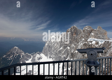 Malerischer Blick auf felsige Berggipfel mit schneebedeckten Hängen von der Aussichtsplattform an der Bergstation Hunerkogel. Salzkammergut, Österreich. Stockfoto