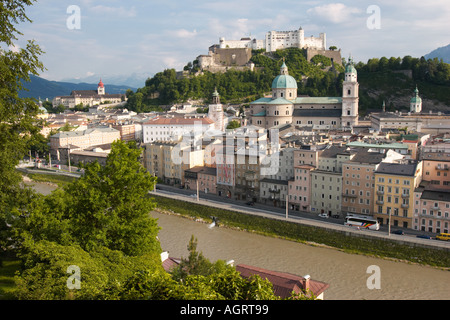 Erhöhter Blick auf die Salzburger Altstadt und die Festung Hohensalzburg vom Kapuzinerberg. Salzburg, Österreich. Stockfoto