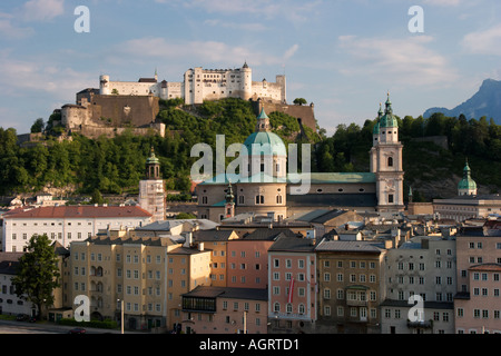 Erhöhter Blick auf die Salzburger Altstadt und die Festung Hohensalzburg vom Kapuzinerberg. Salzburg, Österreich. Stockfoto
