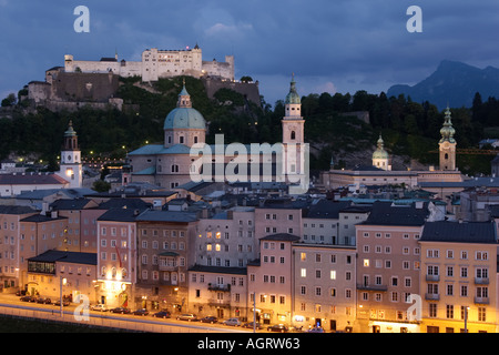 Erhöhter Blick auf die Salzburger Altstadt und die Festung Hohensalzburg bei Dämmerung. Salzburg, Österreich. Stockfoto